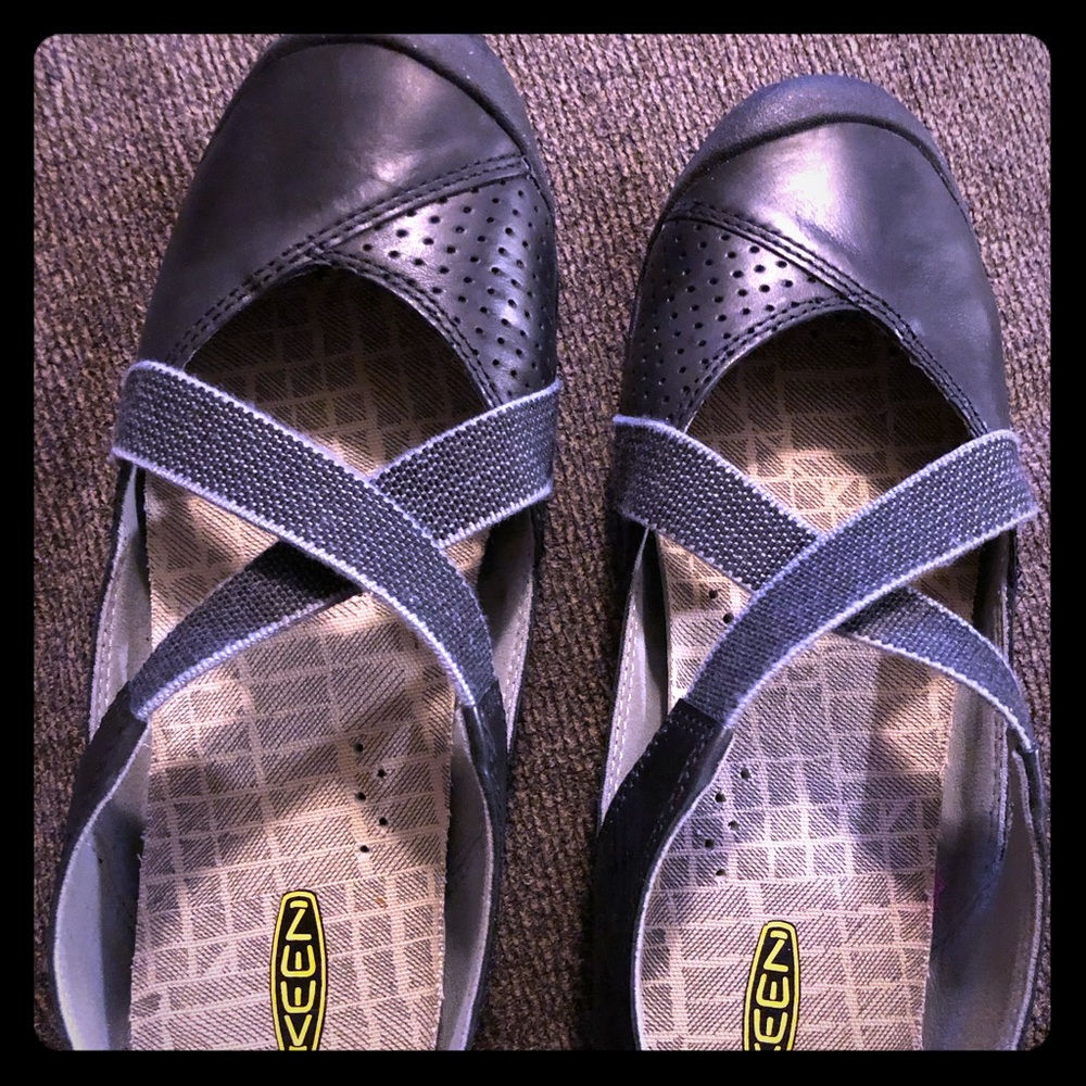NEW Keen Mary Jane style slip on shoes - black 9